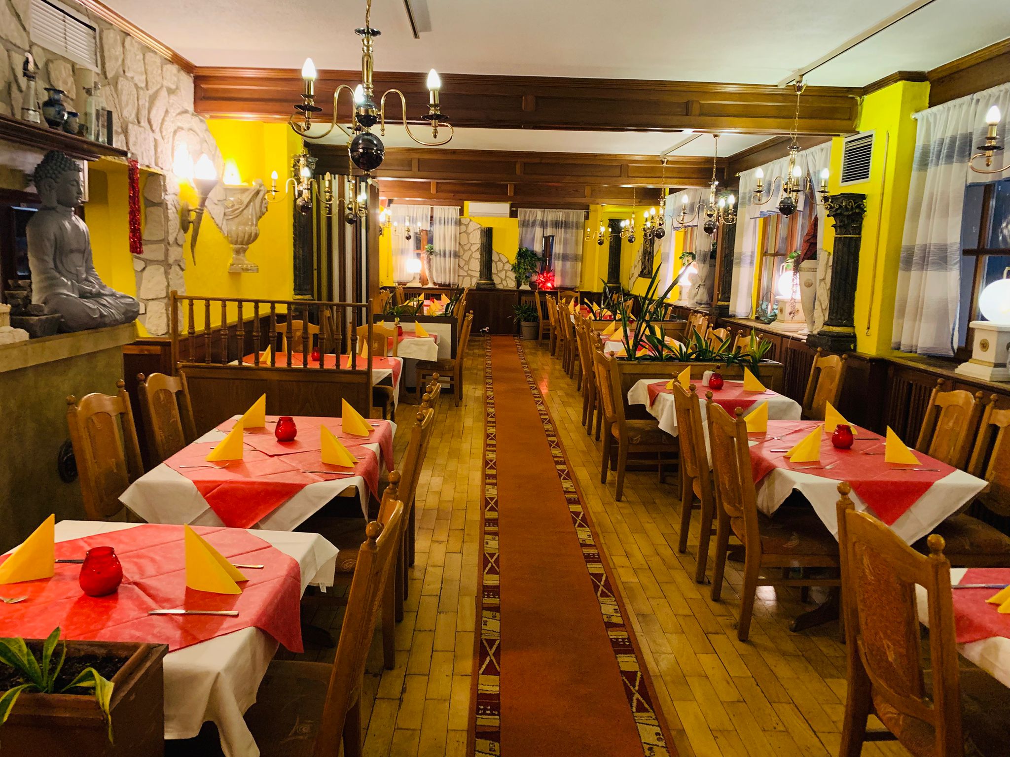 Frau genießt Essen, Mahlzeiten in Behältern und Schüsseln auf einem Tisch